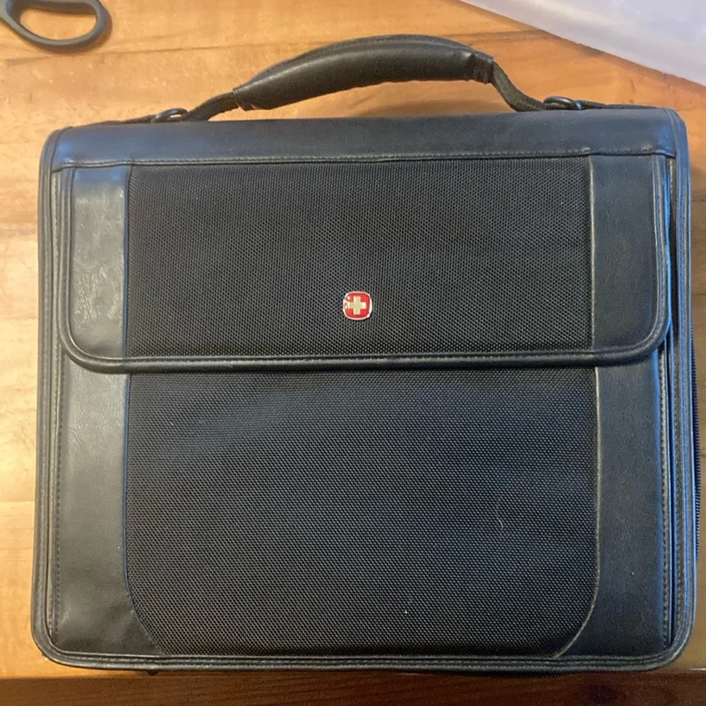 Wenger Swiss Gear LEATHER NYLON Binder Black The Centra Folio Black Laptop
